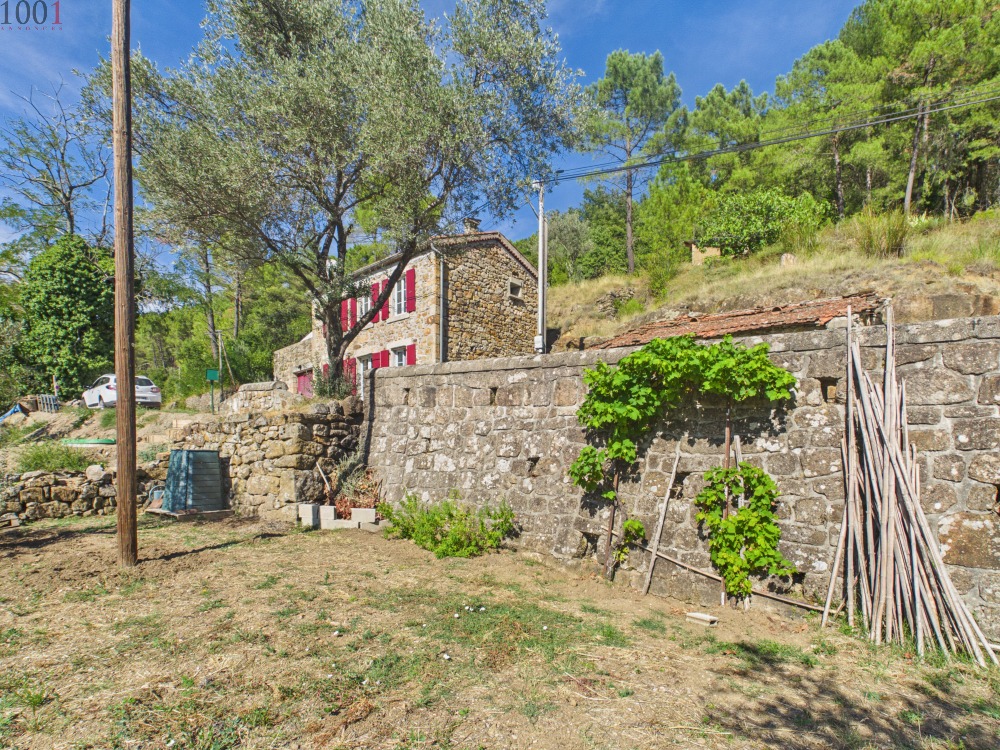 Maison en Pierres Indépendante, Rénovée avec Terrain et Vues